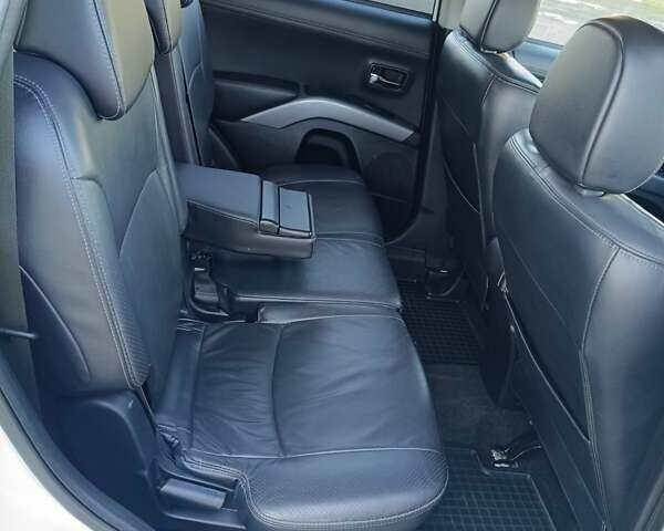 Белый Мицубиси Аутлендер, объемом двигателя 2.2 л и пробегом 232 тыс. км за 10950 $, фото 3 на Automoto.ua