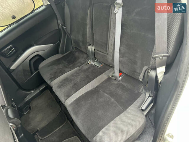 Білий Міцубісі Аутлендер, об'ємом двигуна 2.36 л та пробігом 260 тис. км за 9700 $, фото 18 на Automoto.ua