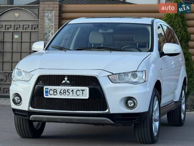 Белый Мицубиси Аутлендер, объемом двигателя 3 л и пробегом 269 тыс. км за 10500 $, фото 1 на Automoto.ua