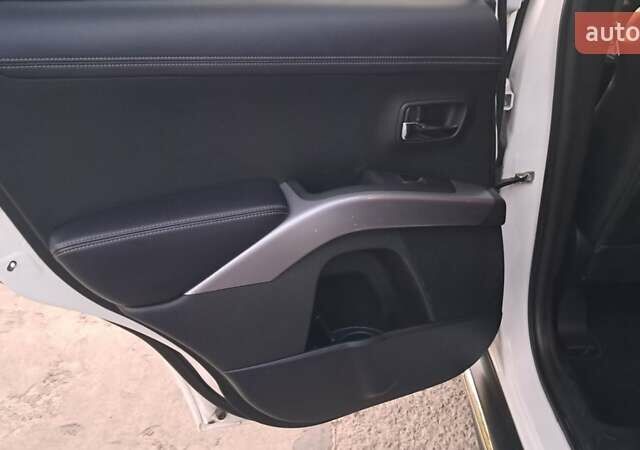 Белый Мицубиси Аутлендер, объемом двигателя 2.27 л и пробегом 191 тыс. км за 10999 $, фото 20 на Automoto.ua