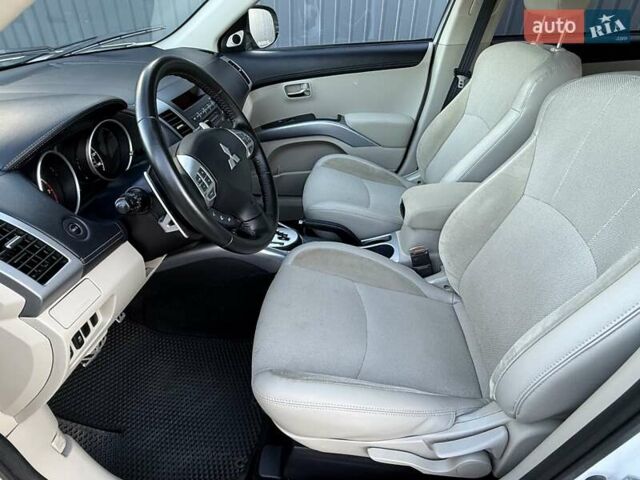 Белый Мицубиси Аутлендер, объемом двигателя 3 л и пробегом 269 тыс. км за 10500 $, фото 39 на Automoto.ua