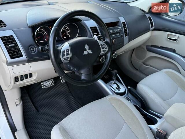 Белый Мицубиси Аутлендер, объемом двигателя 3 л и пробегом 269 тыс. км за 10500 $, фото 44 на Automoto.ua