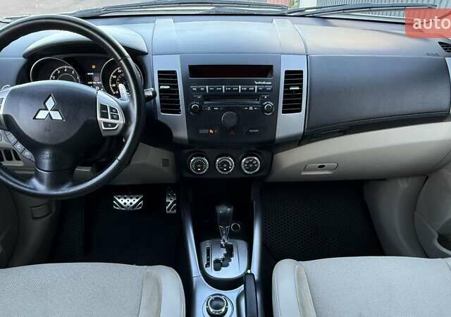 Белый Мицубиси Аутлендер, объемом двигателя 3 л и пробегом 269 тыс. км за 10500 $, фото 62 на Automoto.ua