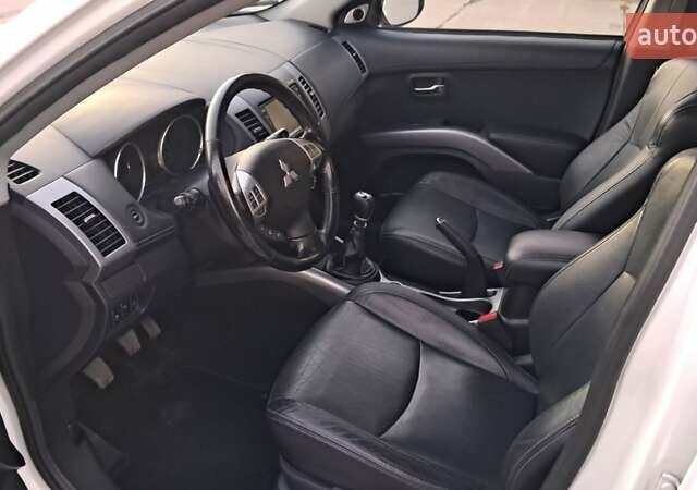 Белый Мицубиси Аутлендер, объемом двигателя 2.27 л и пробегом 191 тыс. км за 10999 $, фото 16 на Automoto.ua