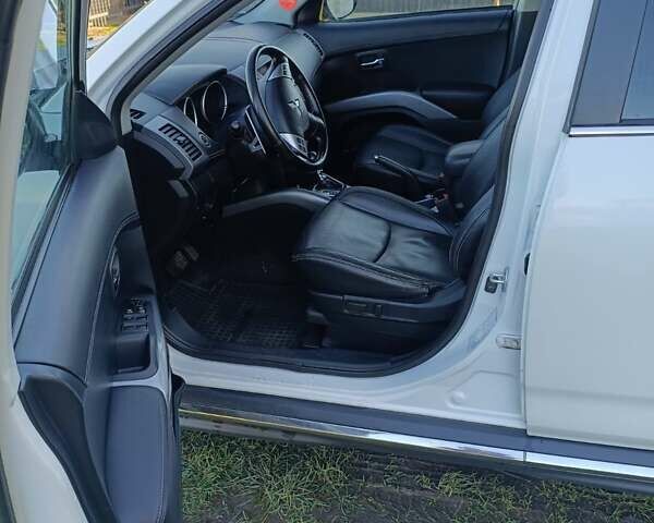 Белый Мицубиси Аутлендер, объемом двигателя 2.2 л и пробегом 232 тыс. км за 10950 $, фото 10 на Automoto.ua