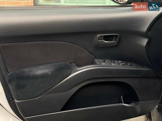 Білий Міцубісі Аутлендер, об'ємом двигуна 2 л та пробігом 248 тис. км за 10490 $, фото 16 на Automoto.ua