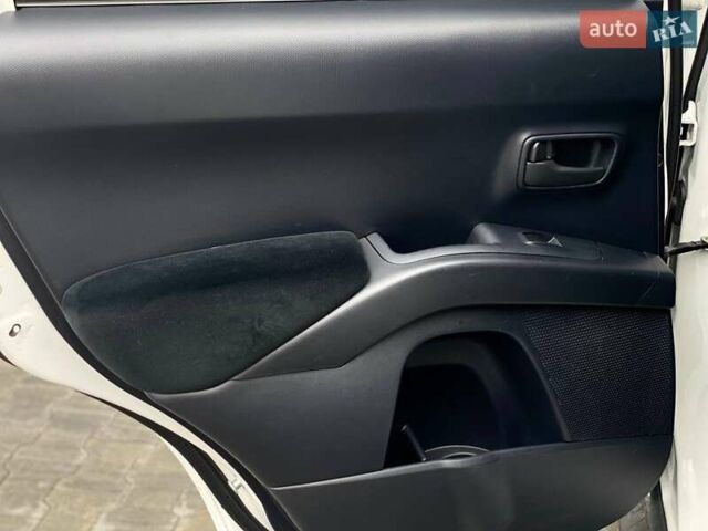 Білий Міцубісі Аутлендер, об'ємом двигуна 2 л та пробігом 248 тис. км за 10490 $, фото 40 на Automoto.ua