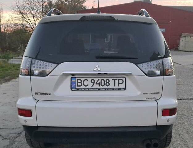 Белый Мицубиси Аутлендер, объемом двигателя 2.27 л и пробегом 191 тыс. км за 10999 $, фото 3 на Automoto.ua