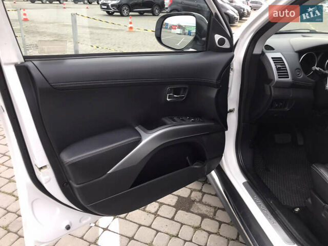 Белый Мицубиси Аутлендер, объемом двигателя 2.18 л и пробегом 285 тыс. км за 11500 $, фото 11 на Automoto.ua