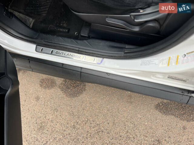 Білий Міцубісі Аутлендер, об'ємом двигуна 2.36 л та пробігом 260 тис. км за 9700 $, фото 29 на Automoto.ua