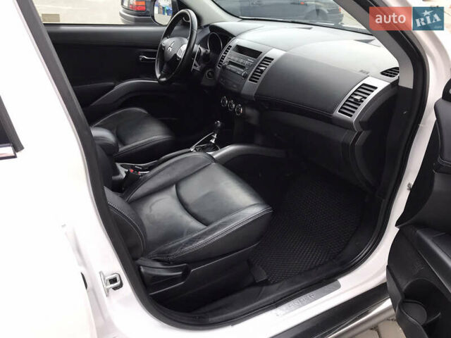 Белый Мицубиси Аутлендер, объемом двигателя 2.18 л и пробегом 285 тыс. км за 11500 $, фото 16 на Automoto.ua