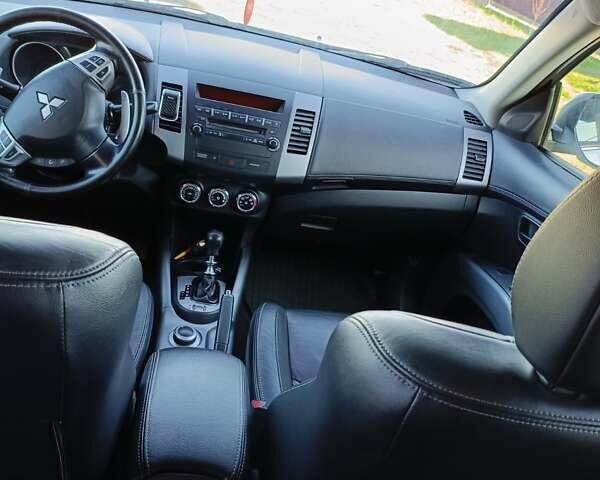 Белый Мицубиси Аутлендер, объемом двигателя 2.2 л и пробегом 232 тыс. км за 10950 $, фото 8 на Automoto.ua