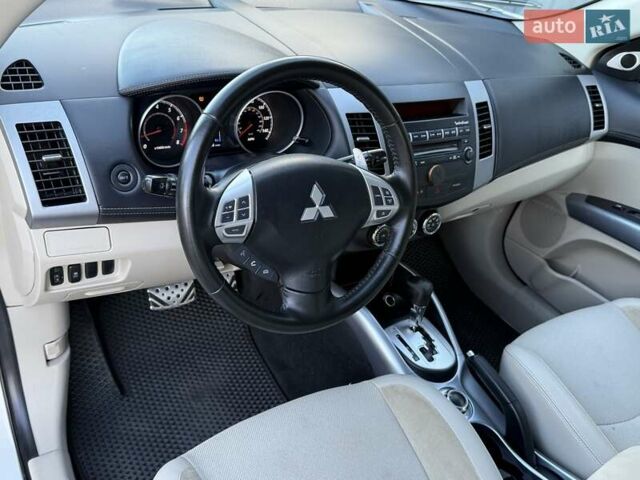 Белый Мицубиси Аутлендер, объемом двигателя 3 л и пробегом 269 тыс. км за 10500 $, фото 46 на Automoto.ua