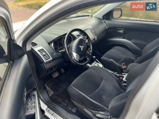 Білий Міцубісі Аутлендер, об'ємом двигуна 2.36 л та пробігом 260 тис. км за 9700 $, фото 7 на Automoto.ua