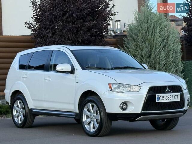 Белый Мицубиси Аутлендер, объемом двигателя 3 л и пробегом 269 тыс. км за 10500 $, фото 16 на Automoto.ua