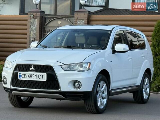 Белый Мицубиси Аутлендер, объемом двигателя 3 л и пробегом 269 тыс. км за 10500 $, фото 4 на Automoto.ua