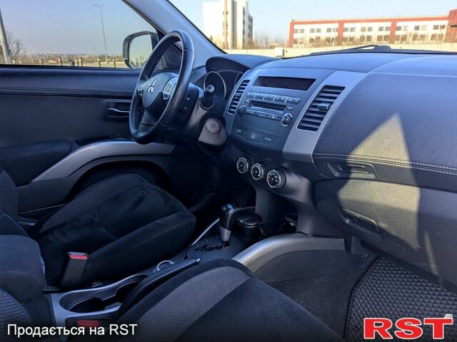 Белый Мицубиси Аутлендер, объемом двигателя 2 л и пробегом 218 тыс. км за 10900 $, фото 4 на Automoto.ua