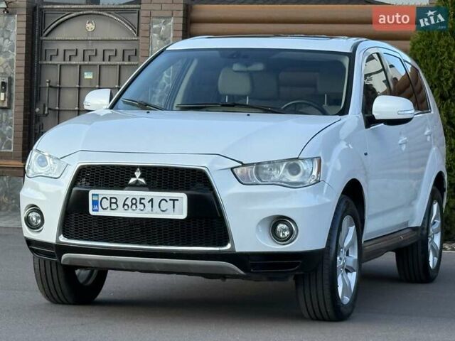 Белый Мицубиси Аутлендер, объемом двигателя 3 л и пробегом 269 тыс. км за 10500 $, фото 2 на Automoto.ua