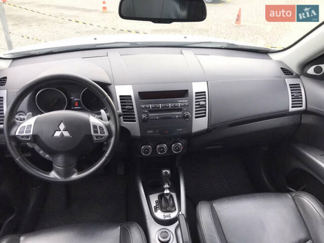 Белый Мицубиси Аутлендер, объемом двигателя 2.18 л и пробегом 285 тыс. км за 11500 $, фото 8 на Automoto.ua