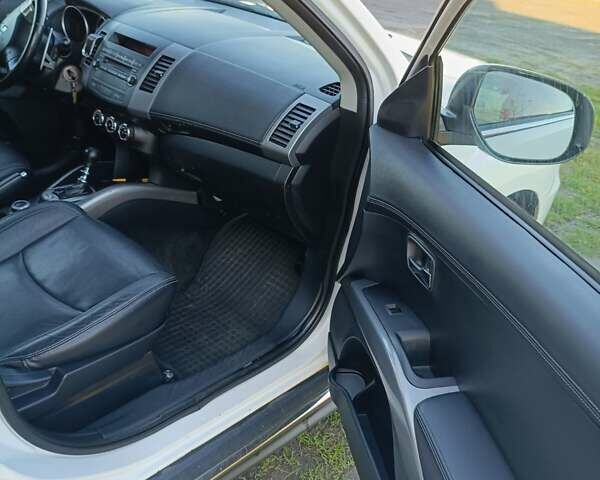 Белый Мицубиси Аутлендер, объемом двигателя 2.2 л и пробегом 232 тыс. км за 10950 $, фото 7 на Automoto.ua