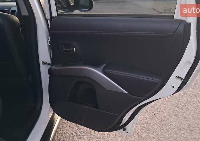 Белый Мицубиси Аутлендер, объемом двигателя 2.27 л и пробегом 191 тыс. км за 10999 $, фото 23 на Automoto.ua