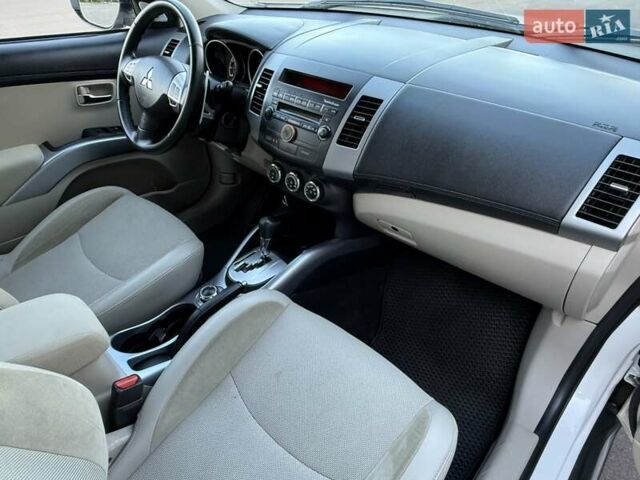 Белый Мицубиси Аутлендер, объемом двигателя 3 л и пробегом 269 тыс. км за 10500 $, фото 55 на Automoto.ua