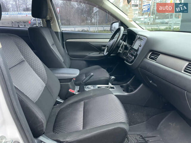 Білий Міцубісі Аутлендер, об'ємом двигуна 2 л та пробігом 194 тис. км за 9200 $, фото 18 на Automoto.ua