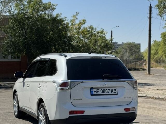 Белый Мицубиси Аутлендер, объемом двигателя 2 л и пробегом 174 тыс. км за 12999 $, фото 3 на Automoto.ua