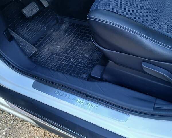 Білий Міцубісі Аутлендер, об'ємом двигуна 2.2 л та пробігом 181 тис. км за 12300 $, фото 18 на Automoto.ua