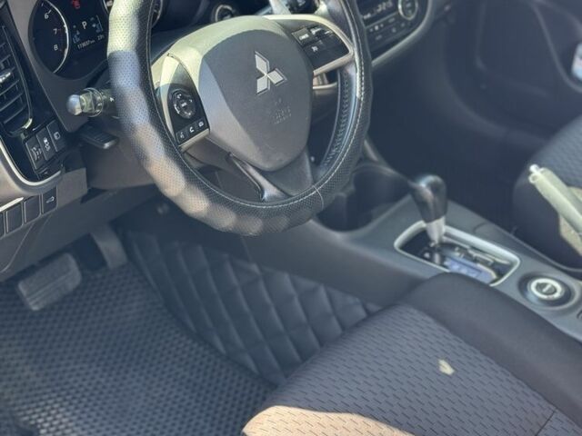 Белый Мицубиси Аутлендер, объемом двигателя 2 л и пробегом 174 тыс. км за 12999 $, фото 4 на Automoto.ua