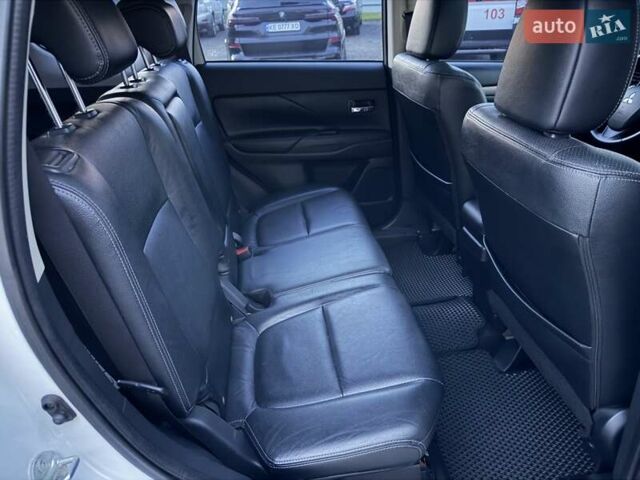 Білий Міцубісі Аутлендер, об'ємом двигуна 2.4 л та пробігом 154 тис. км за 12999 $, фото 13 на Automoto.ua