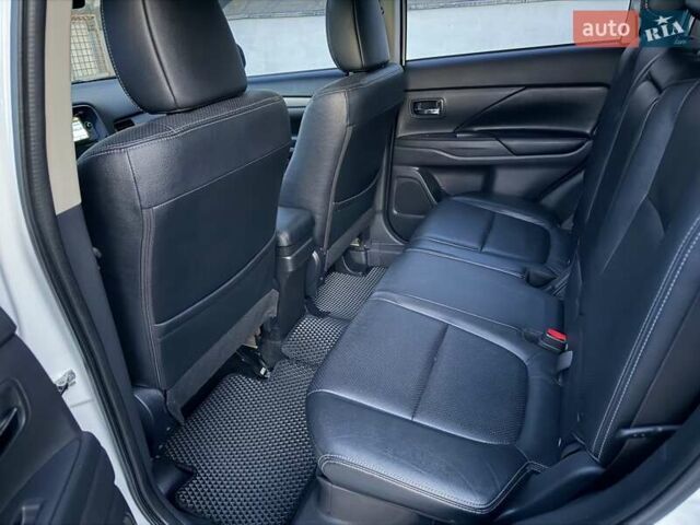 Білий Міцубісі Аутлендер, об'ємом двигуна 2.4 л та пробігом 154 тис. км за 12999 $, фото 12 на Automoto.ua