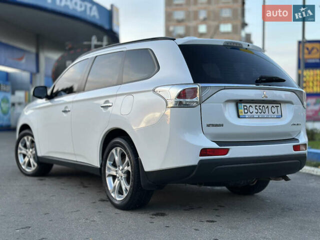 Белый Мицубиси Аутлендер, объемом двигателя 2.36 л и пробегом 76 тыс. км за 15000 $, фото 3 на Automoto.ua