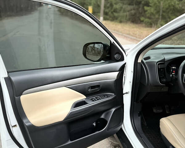 Білий Міцубісі Аутлендер, об'ємом двигуна 2 л та пробігом 150 тис. км за 11000 $, фото 6 на Automoto.ua