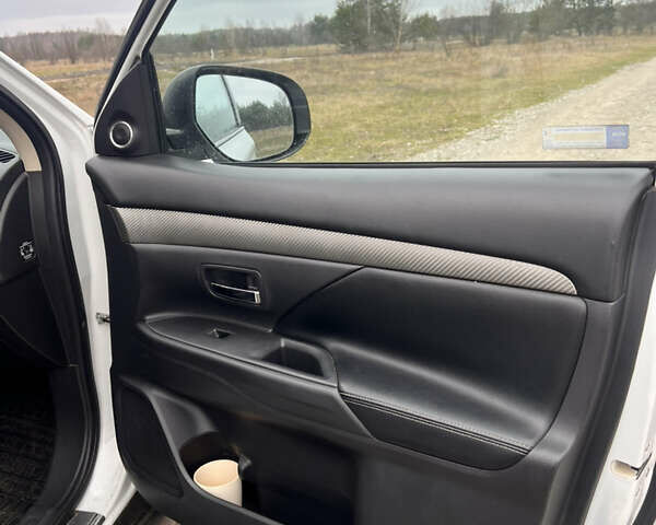 Белый Мицубиси Аутлендер, объемом двигателя 2.27 л и пробегом 240 тыс. км за 14500 $, фото 11 на Automoto.ua