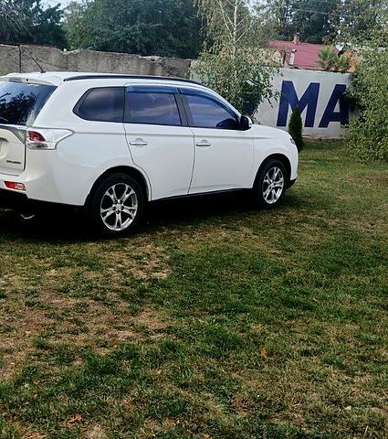 Белый Мицубиси Аутлендер, объемом двигателя 2.4 л и пробегом 300 тыс. км за 12500 $, фото 4 на Automoto.ua