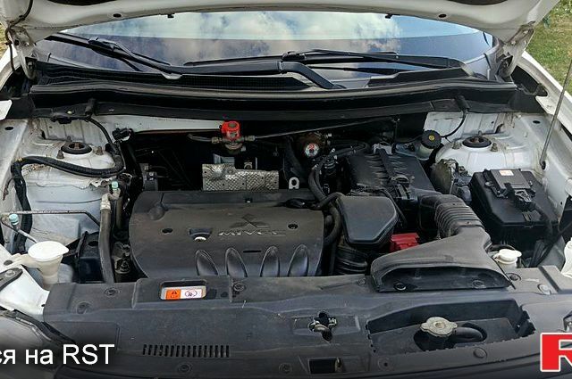 Белый Мицубиси Аутлендер, объемом двигателя 2.4 л и пробегом 300 тыс. км за 12500 $, фото 7 на Automoto.ua