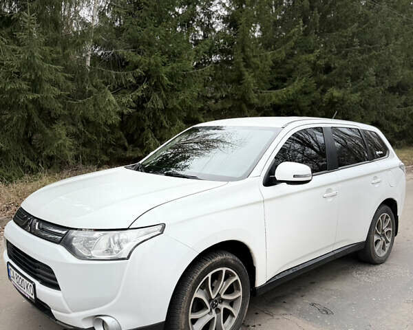Білий Міцубісі Аутлендер, об'ємом двигуна 2 л та пробігом 150 тис. км за 11000 $, фото 1 на Automoto.ua