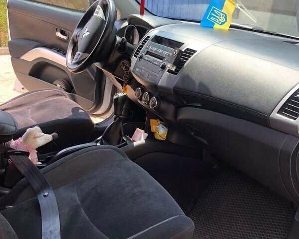 Міцубісі Аутлендер 2012 у Мерефа на Automoto.ua Білий Міцубісі Аутлендер, об'ємом двигуна 2.4 л та пробігом 250 тис. км за 10000 $, фото 8 на Automoto.ua