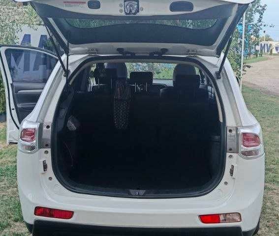 Білий Міцубісі Аутлендер, об'ємом двигуна 2.4 л та пробігом 300 тис. км за 12500 $, фото 8 на Automoto.ua