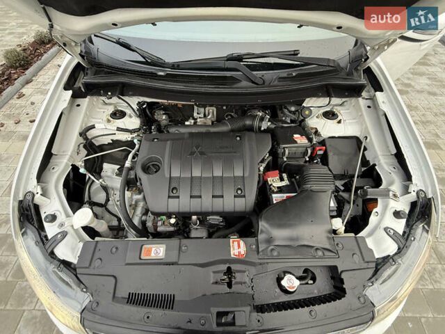 Белый Мицубиси Аутлендер, объемом двигателя 2.27 л и пробегом 264 тыс. км за 13500 $, фото 18 на Automoto.ua