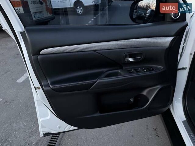 Білий Міцубісі Аутлендер, об'ємом двигуна 2.4 л та пробігом 154 тис. км за 12999 $, фото 11 на Automoto.ua