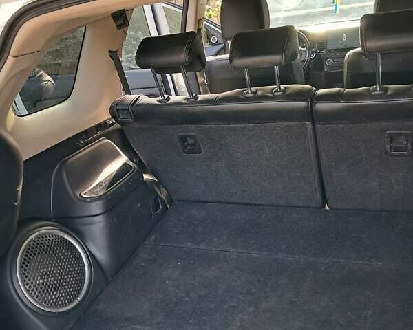 Белый Мицубиси Аутлендер, объемом двигателя 2.36 л и пробегом 240 тыс. км за 11800 $, фото 11 на Automoto.ua