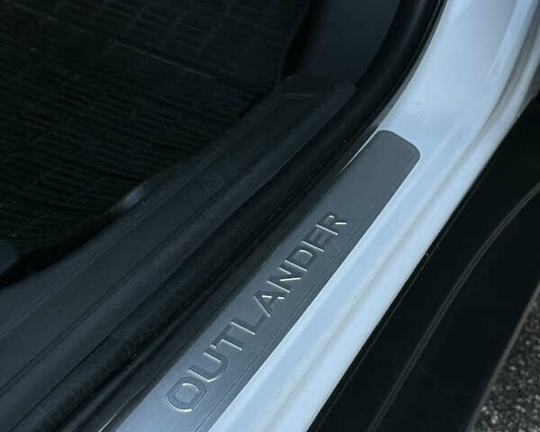 Белый Мицубиси Аутлендер, объемом двигателя 2.36 л и пробегом 76 тыс. км за 15000 $, фото 12 на Automoto.ua