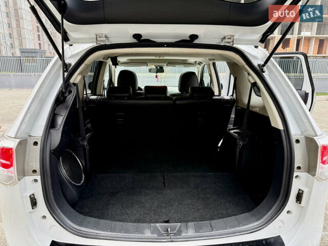 Белый Мицубиси Аутлендер, объемом двигателя 2.27 л и пробегом 264 тыс. км за 13500 $, фото 67 на Automoto.ua