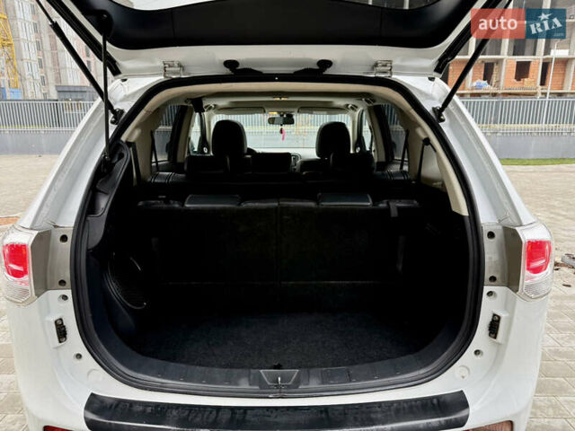 Белый Мицубиси Аутлендер, объемом двигателя 2.27 л и пробегом 264 тыс. км за 13500 $, фото 23 на Automoto.ua