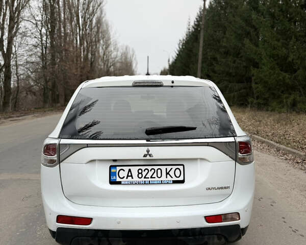 Білий Міцубісі Аутлендер, об'ємом двигуна 2 л та пробігом 150 тис. км за 11000 $, фото 2 на Automoto.ua