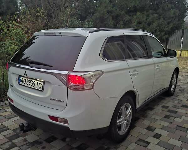 Белый Мицубиси Аутлендер, объемом двигателя 2.3 л и пробегом 247 тыс. км за 14100 $, фото 1 на Automoto.ua
