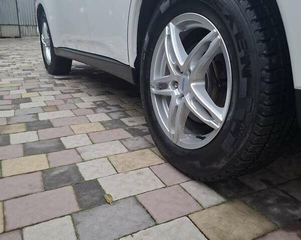 Белый Мицубиси Аутлендер, объемом двигателя 2.3 л и пробегом 247 тыс. км за 14100 $, фото 3 на Automoto.ua