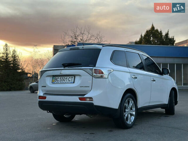 Белый Мицубиси Аутлендер, объемом двигателя 2.36 л и пробегом 76 тыс. км за 15000 $, фото 2 на Automoto.ua